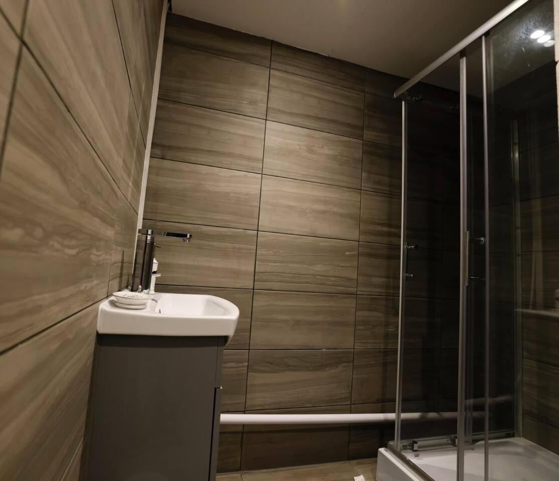 3 Bedroomflat-Free Parking-Wifi-Parking-8People Лондон Екстериор снимка